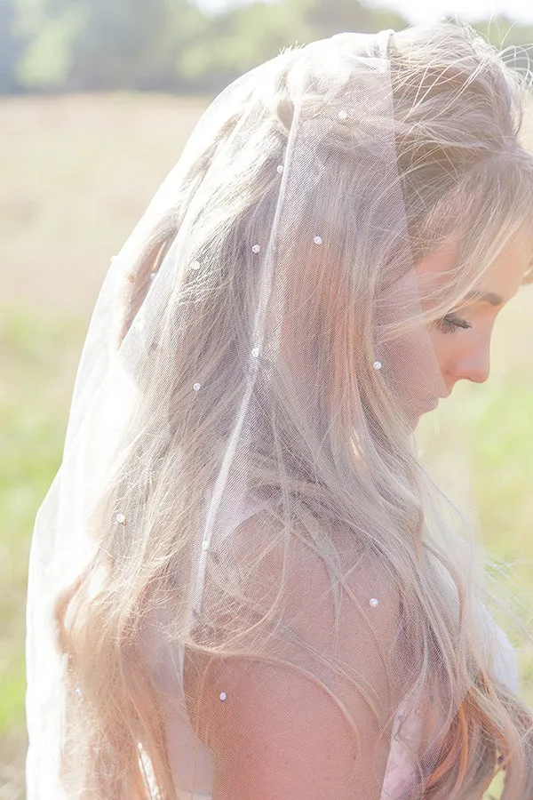 Chic Tulle With Pearls Short Wedding Veils V31