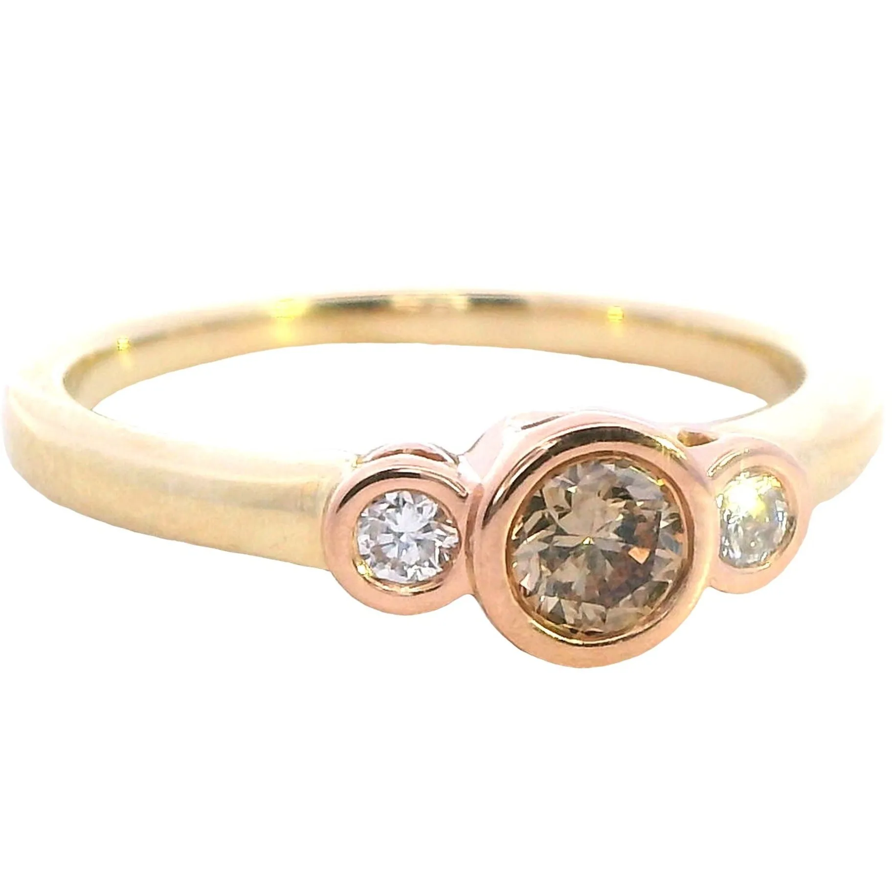 Luxurious 18ct Gold Diamond Ring - Timeless Elegance!