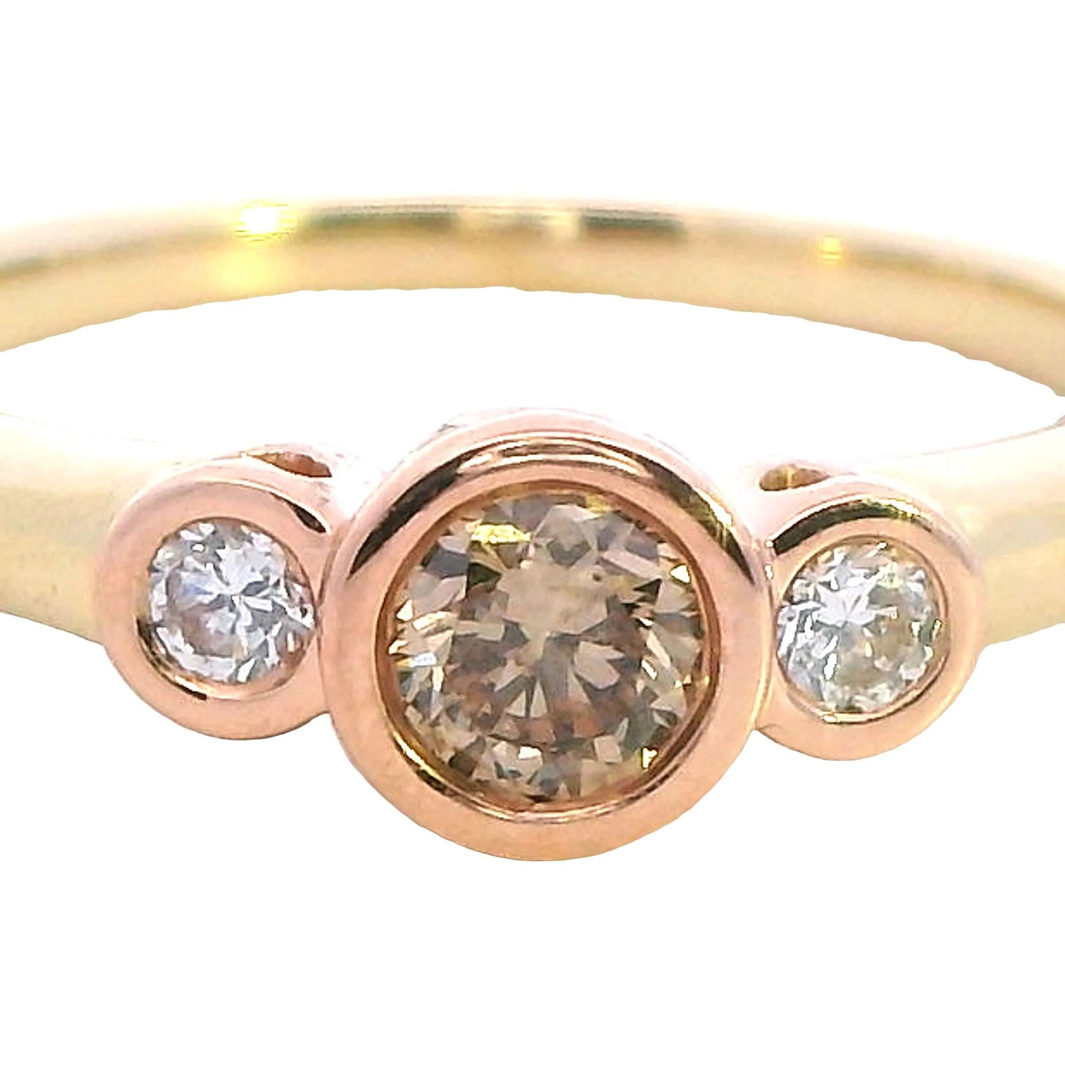 Luxurious 18ct Gold Diamond Ring - Timeless Elegance!