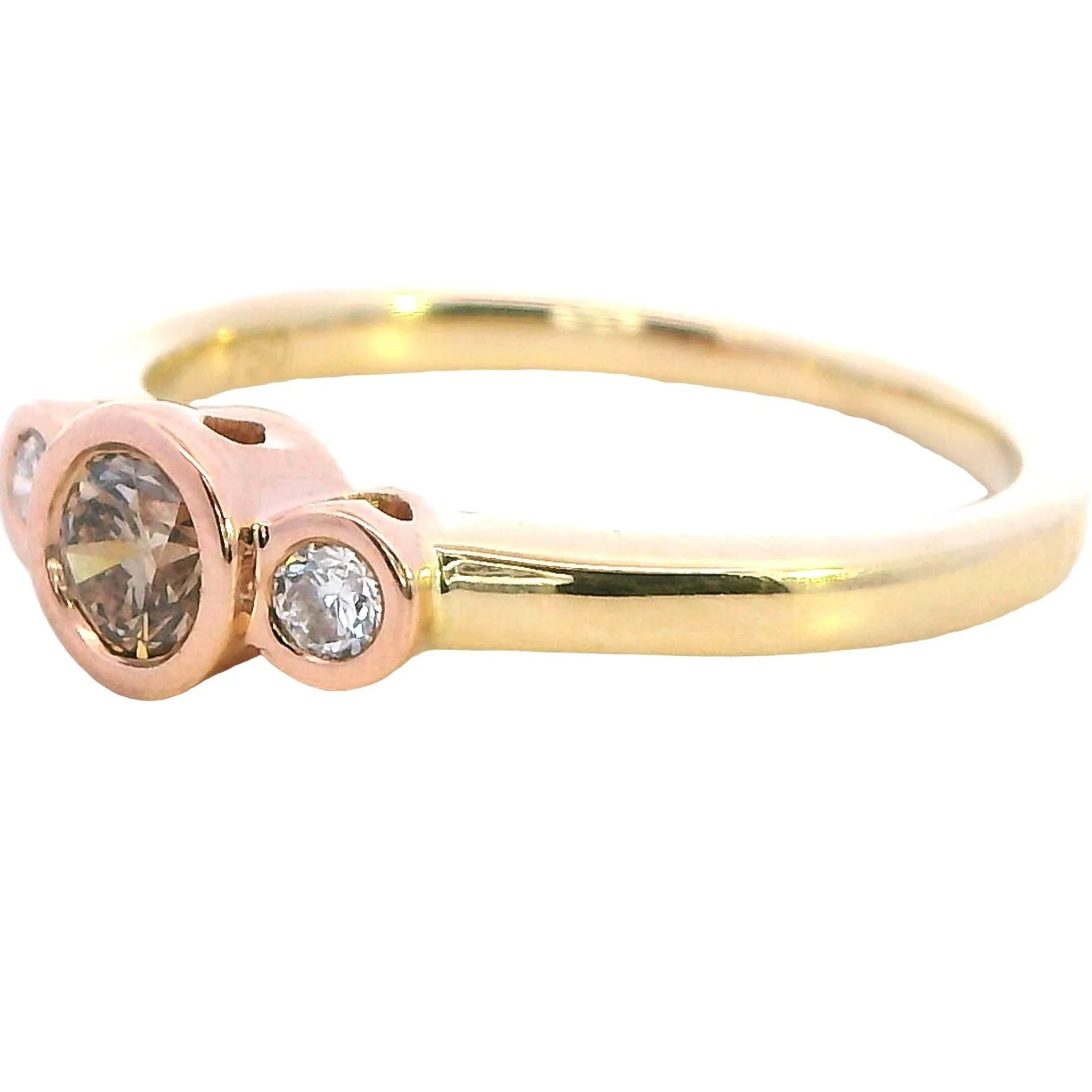 Luxurious 18ct Gold Diamond Ring - Timeless Elegance!