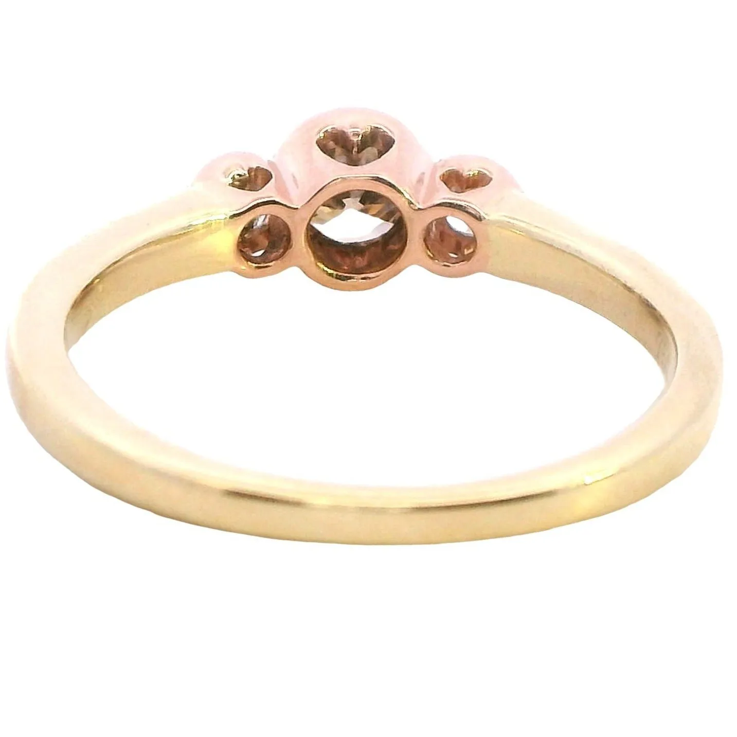 Luxurious 18ct Gold Diamond Ring - Timeless Elegance!