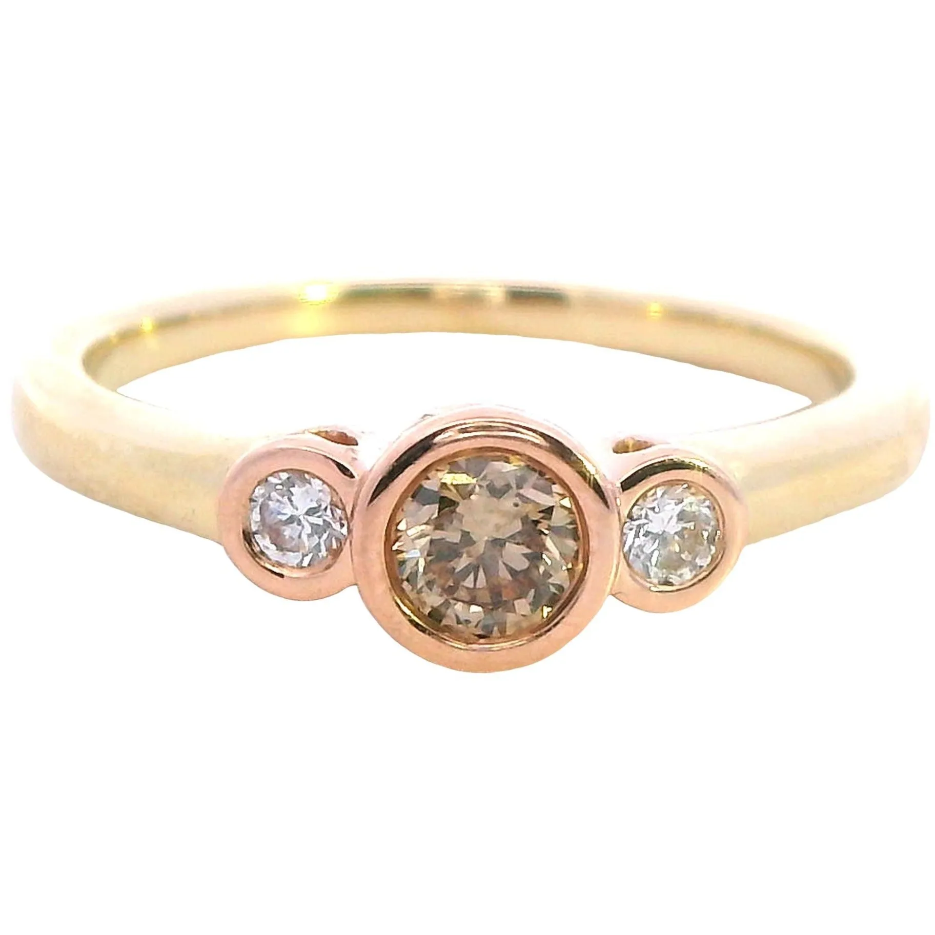 Luxurious 18ct Gold Diamond Ring - Timeless Elegance!