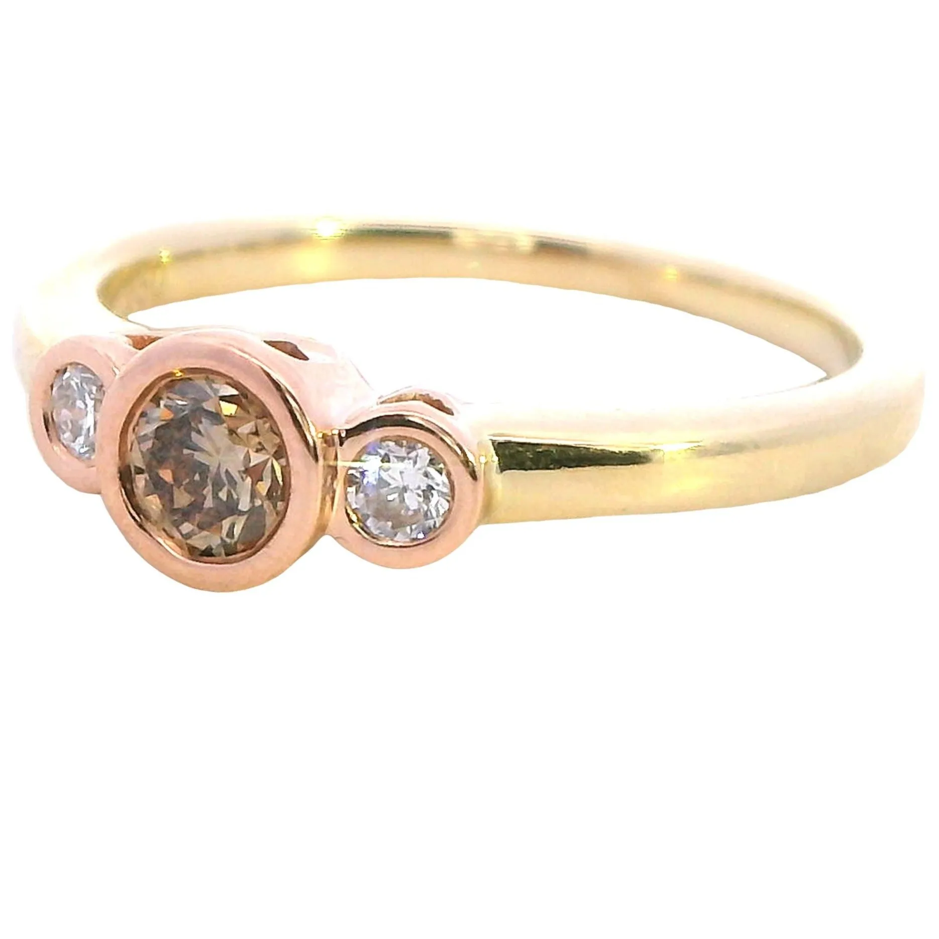 Luxurious 18ct Gold Diamond Ring - Timeless Elegance!